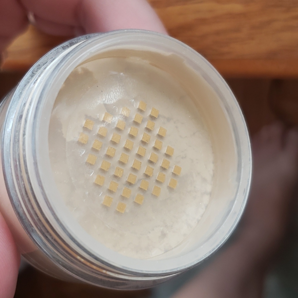 Bellapierre Cosmetics Banana Setting Powder - Picture 4 of 4